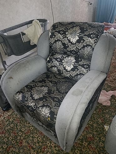 диван кресло продаю: Кресло мягкое, широкое, с высокой спинкой и глубоким сиденьем. - — 2