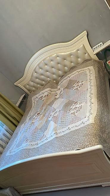 бир кишилик керебет: Двуспальная кровать с высоким мягким изголовьем. - Классический — 1