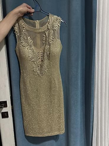 платье со стразами: Вечернее коктейльное платье цвета шампань с мерцающим эффектом — 1