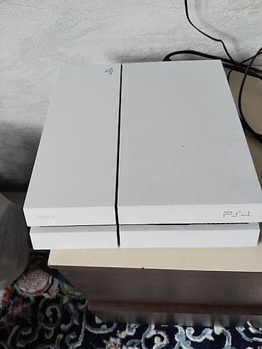 Sony PlayStation 4 (белая версия) - Модель: PS4 (первая ревизия — 1