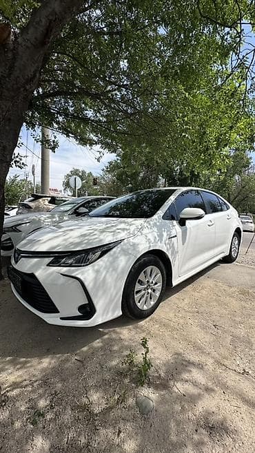 Toyota Corolla: 2022 г., 1.8 л, Вариатор, Гибрид, Седан — 2