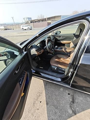 авто в москве: Стильный седан бизнес-класса, черный цвет кузова с выразительной — 3