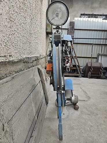 леб: Электрическая лебёдка/подъёмный механизм со шкивом и прожектором — 4