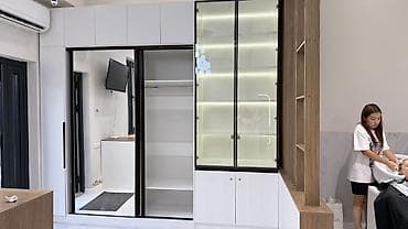 Эмерек: Встроенный модульный шкаф-гардероб с витриной и LED‑подсветкой. - — 2