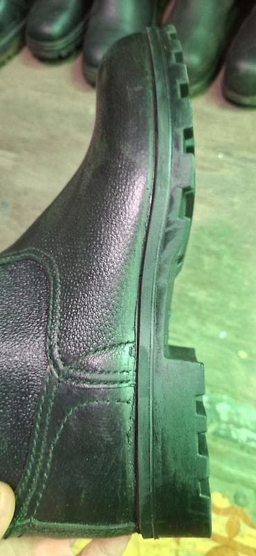 резиновые сапони: Сапоги российсике из плотной чёрной кожи. Характеристики: - Материал — 6