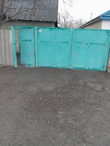 бетоный забор: Дом из шлакоблока с односкатной крышей из волнистых листов. Стены — 8