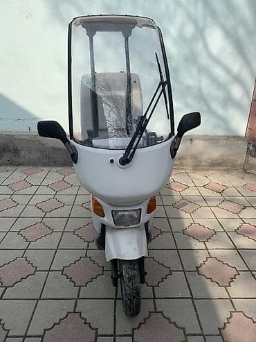 Скутер с крышей и большим грузовым боксом - Панорамное ветровое at lalafo.kg Скутер с крышей и большим грузовым боксом - Панорамное ветровое