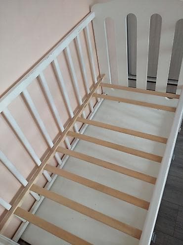 Продам детскую кроватку, б/у, в хорошем состоянии, с выдвижным ящиком