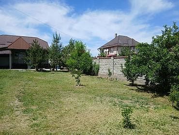 участок в горах: Участок с садом и домом. - Просторный ровный двор, газон ухожен — 3