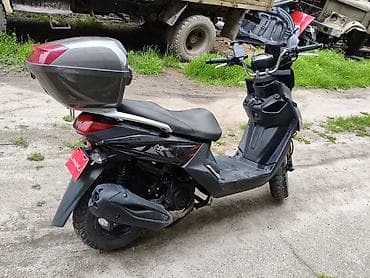 скутер нарын: Скутер Jinan (на фото наклейка бренда), класс 50–125 см³. срочно — 2