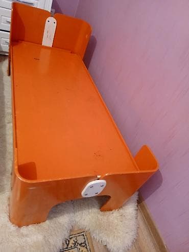 Балдар эмереги: Детская односпальная кровать ярко‑оранжевого цвета. - Материал — 3