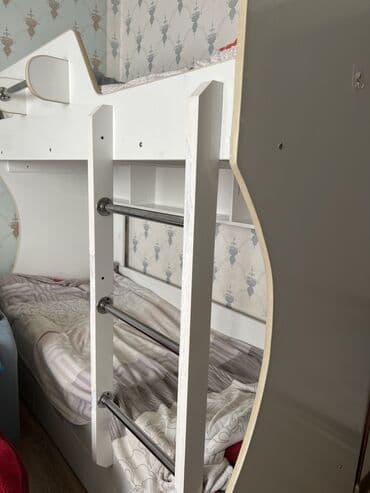 двухъярусная кровать со шкафом и столом: Двухъярусная детская кровать, Б/у, ЛДСП, цвет - Белый — 2