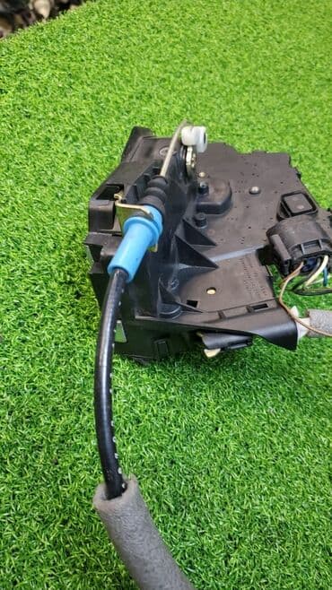 e46: Кронштейн ручки правой двери Оригинальный номер запчасти: M54B30 231 — 7