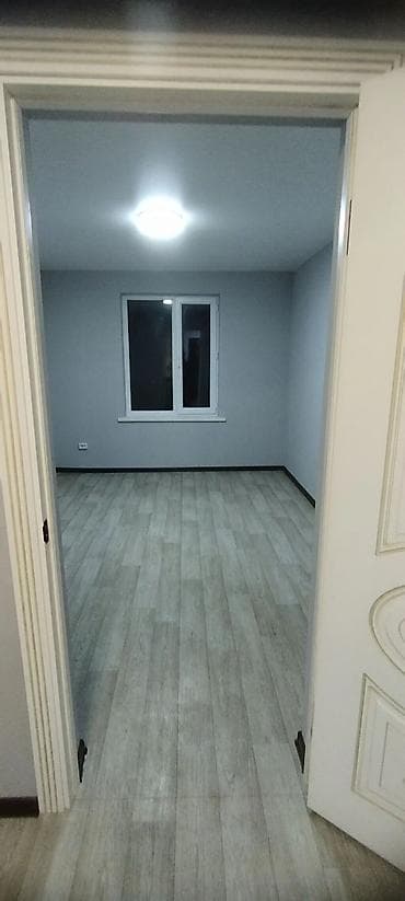 1 бөлмө, Кыймылсыз мүлк агенттиги, Жарым -жартылай эмереги бар