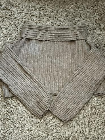 Вязаный укороченный свитер-топ с длинными рукавами. - Фасон