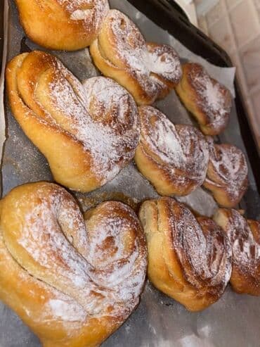 продаю яйцо: Сосиски в тесте, свежая выпечка из пекарни. - Румяная, глянцевая — 12