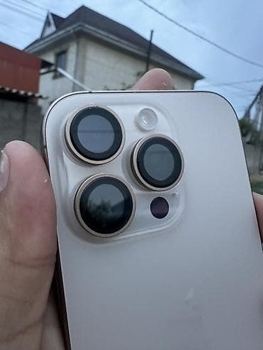 e mount: Смартфон с тройной основной камерой и светодиодной вспышкой. Корпус с — 2