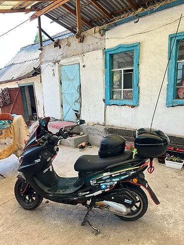 Транспорт: Скутер макси-класса 150–250 см³ (по габаритам и компоновке), городской — 2