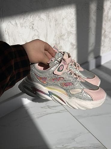 Детские кроссовки, яркие и удобные, в нескольких дизайн‑вариантах