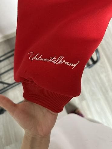 сунот кийимдер: Яркое красное худи Unknownotalbrand - Цвет: насыщенный красный - — 2