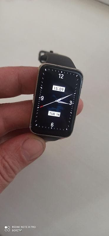 Смарт-часы с прямоугольным AMOLED-экраном и классическим циферблатом