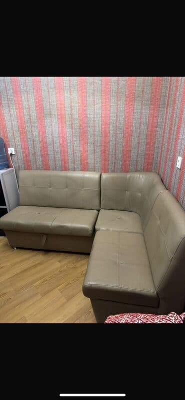 Диван угловой,материал кожзам. Размеры: Одна сторона длина