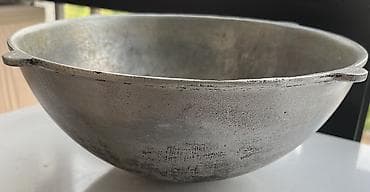 кастрюля алюминиевая 40 л: Советский казан (таз/чугунок формы «сферический»), литой. На 5л. Цена — 4