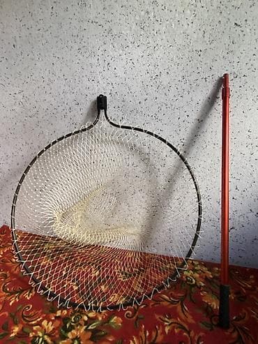 Подсачек для рыбалки с круглой головой и разборной рукояткой. -