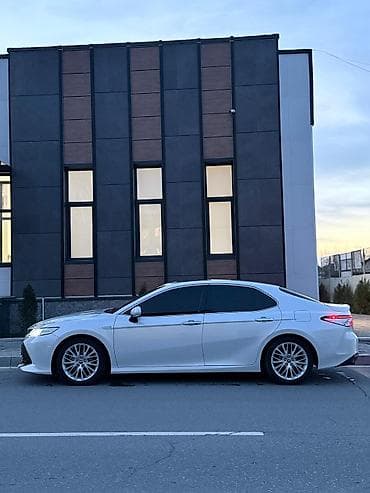 брала: Toyota Camry: 2018 г., Гибрид — 4