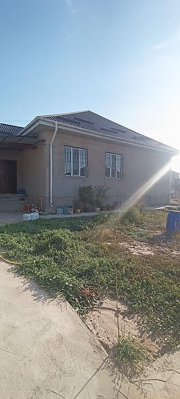жамаат курулуш: Продаётся жилой дом с участком 4 соток. Находится в Ак Ордо 3, близко — 1