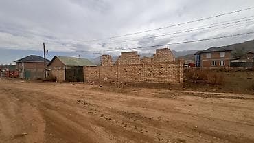 возле гор: Продаю участок с недостроенным домом в Чолон-Ате район Чкалова ✅ — 2