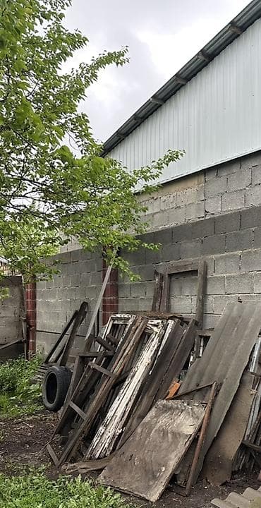 продаю бу строй материалы: БЕСПЛАТНО Отдаю доски, старые рамы и строительный мусор на дрова. Всё — 4