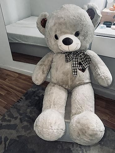 Большой плюшевый мишка серого или бежевого цвета. Новый с этикеткой