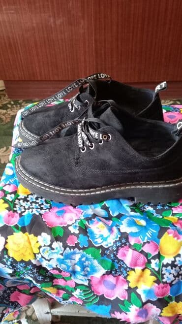 сапоги из натурального меха и кожи: Пара стильных ботильонов черного цвета с декоративными шнурками — 2