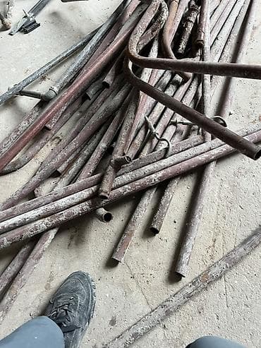 продаю бу трубы: Металлические трубы/отрезки, набор разной длины и формы. Материал — 4