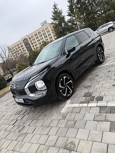 Mitsubishi Outlander (актуальное поколение), черный кроссовер — 4