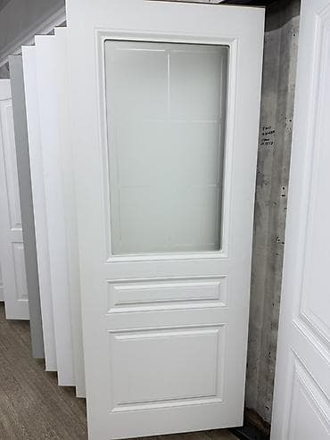 Межкомнатная дверь в классическом стиле с остеклением. - Цвет: белый