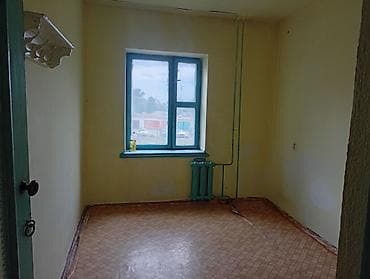 комнату: Комната в жилом доме. - Площадь ориентировочно 8–10 м². - Окно с — 2