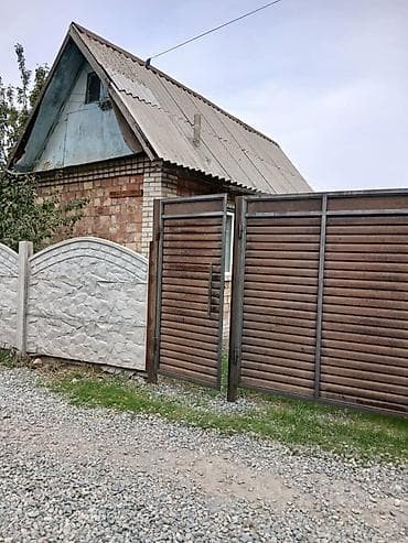 Продаётся земельный участок с небольшим кирпичным домиком - Дом из