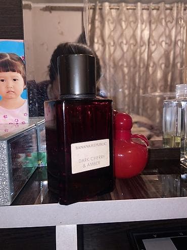 для стойки: - Туалетная вода Banana Republic Dark Cherry & Amber, флакон — 1