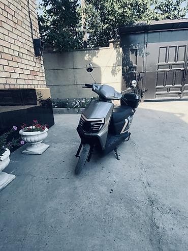 Скутер/мопед городского класса, серый металлик. Основные особенности — 1