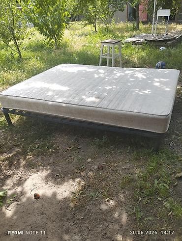 Двуспальная кровать с матрасом - Основание: металлический каркас на — 1