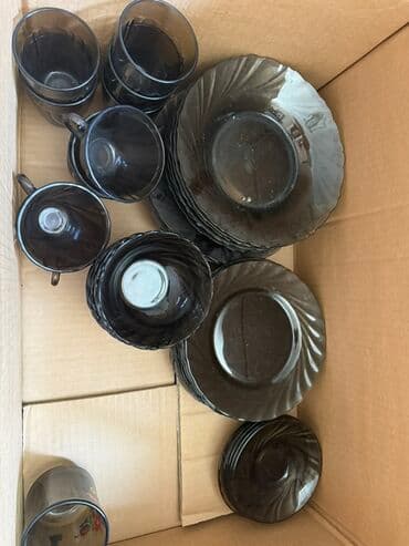 стеклянный шкаф для посуды: Набор посуды из дымчатого стекла, включающий тарелки, чашки и блюдца — 1