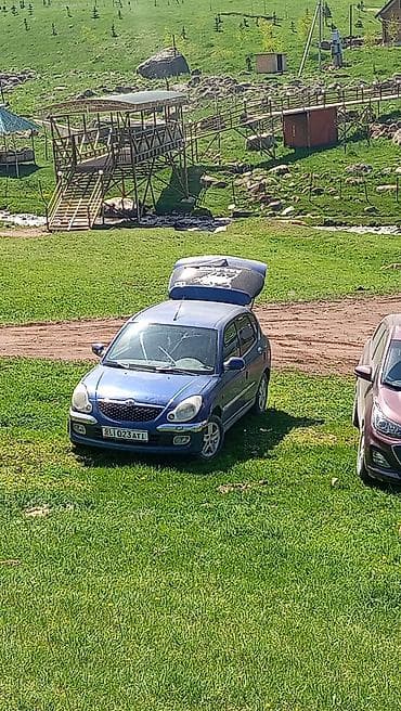 geely galaxy e5: Хэтчбек компакт‑класса, темно‑синего цвета, на грузинских номерах 01 — 5