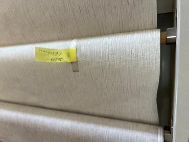 жалюзи в кухню: Рулонные шторы светло-бежевого цвета с текстурой под лен. Описание: - — 1