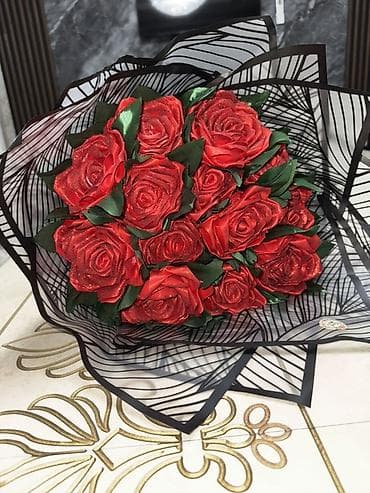 коробки упаковочные: Букет из декоративных роз - Эффектный букет из красных декоративных — 1