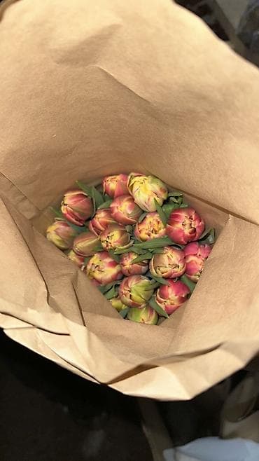 тюльпаны букет: Букеты тюльпанов - Срезанные тюльпаны в крафтовой и белой бумаге — 2