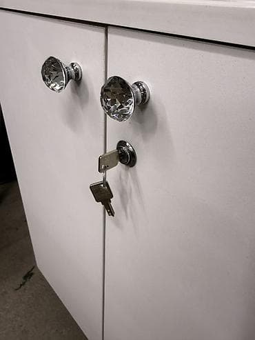 прозрачный ящик: Стеклянная витрина с тумбой и замками - Назначение: демонстрация и — 4