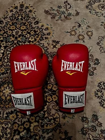 Спорт и хобби: Боксерские перчатки Everlast, красные, 12 oz. - Классическая форма с — 1