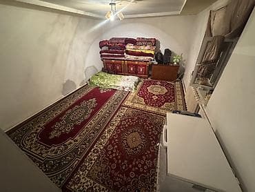 Комната в частном доме/квартире. - Просторная комната с ковровым